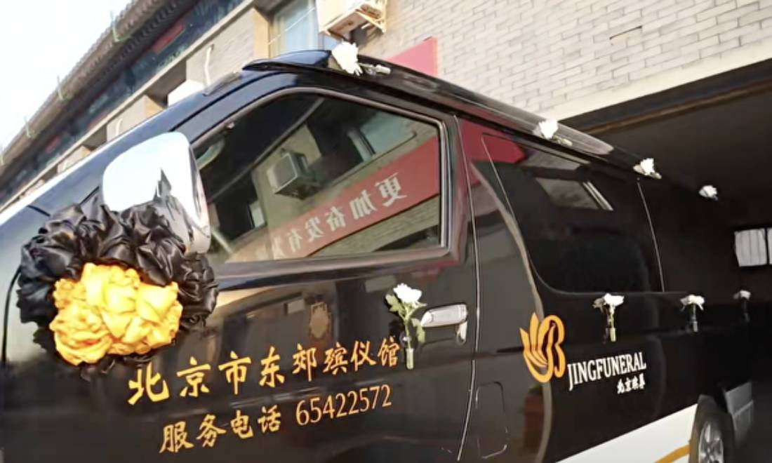 Bắc Kinh: Các nhà hỏa táng căng thẳng, nhiều người đốt vàng mã trên đường phố