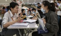 Thanh niên Trung Quốc kiệt sức vì khủng hoảng thất nghiệp