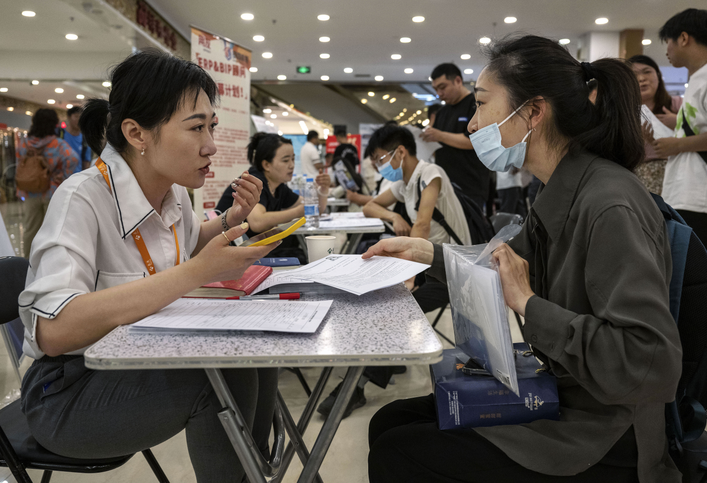 Thanh niên Trung Quốc kiệt sức vì khủng hoảng thất nghiệp