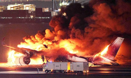 'Chỉ có thể là phép màu': Gần 400 hành khách thoát khỏi máy bay Nhật đang bốc cháy