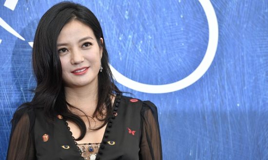 Bị cấm sóng 2 năm rưỡi, nữ diễn viên Triệu Vy lộ ảnh đi du lịch, xóa tan tin đồn tự tử