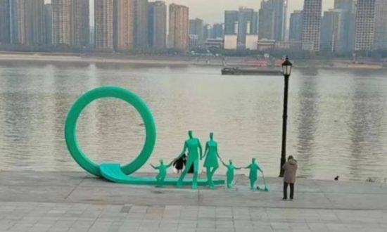Khuyến khích người dân sinh thêm con, Vũ Hán sửa bức tượng gia đình 3 người thành 5 người