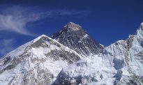 Tại sao chiều cao lớn nhất của ngọn núi trên Trái đất chỉ là 10km, cao hơn là bị sụp đổ?