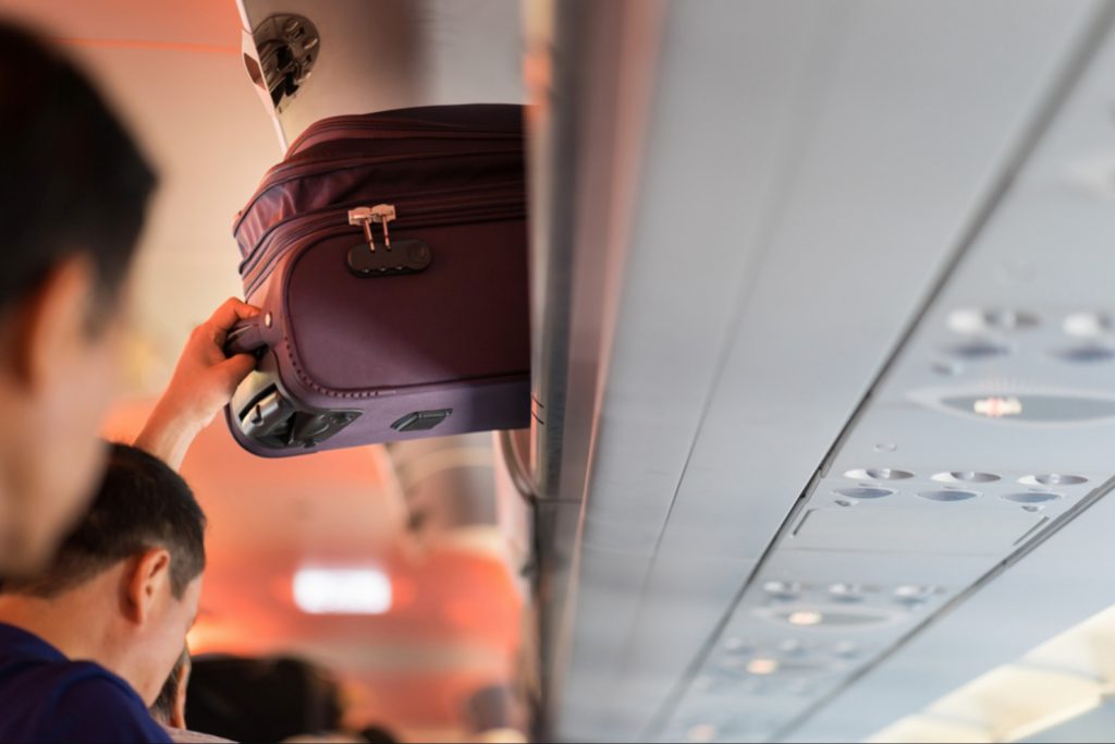 Hãy cẩn thận với những tên trộm khi đi máy bay! Để hành lý xách tay ở những vị trí này là an toàn nhất
