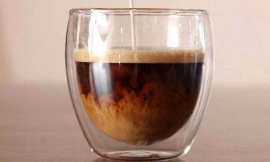 Cà phê kem có thể dạy chúng ta về vật lý lượng tử như thế nào?
