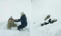 Video của cặp đôi kết hôn 28 năm đang vui đùa trên tuyết thu hút hơn 4 triệu lượt xem