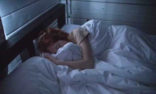 Tại sao con người hay trở mình khi ngủ? Nằm yên hay trở mình khi ngủ thì tốt cho sức khỏe hơn?