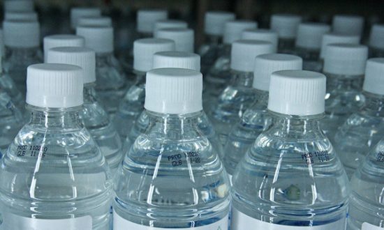 Nghiên cứu: Một lít nước đóng chai thông thường chứa khoảng 240.000 hạt nhựa siêu nhỏ