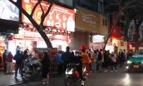 Hà Nội: Người dân xếp hàng từ sáng sớm mua vàng ngày vía Thần Tài