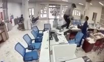 Nghệ An: Cận cảnh kẻ gian cướp ngân hàng, nhảy vào quầy lấy một bọc tiền
