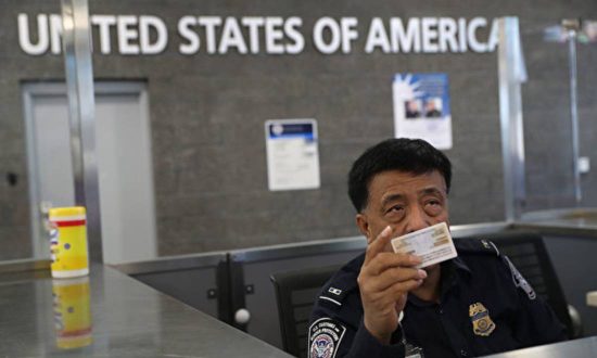 Sinh viên Trung Quốc bị thẩm vấn, trục xuất tại sân bay Hoa Kỳ vì có liên hệ với ĐCSTQ