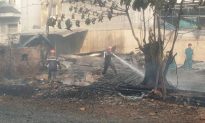 Bình Dương: Cháy vựa cây gỗ tràm, nhiều học sinh ở trường học sát bên tháo chạy