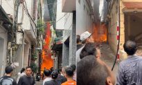 Hà Nội: Cháy ngùn ngụt tại kho chứa hàng ở Ninh Hiệp