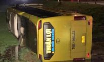 Quảng Trị: Xe khách chở 39 người bị lật, nhiều hành khách hoảng loạn tìm lối thoát
