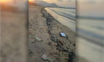 Hà Tĩnh: Phát hiện dầu hắc vón cục trôi dạt vào bờ biển