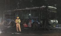 Hà Nội: Xe buýt đang chạy bất ngờ cháy ngùn ngụt