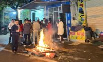 Hà Tĩnh: Người dân đổ ra đường đốt lửa đón năm mới 2024