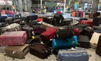Chuyên gia: Không nên sử dụng vali màu đen có cạnh cứng khi đi du lịch