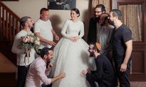 Tám anh em trai chứng kiến ​​khoảnh khắc xúc động khi em gái lần đầu mặc váy cưới