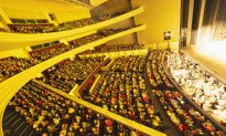 Pháp: Lần thứ tư biểu diễn tại Nantes, Shen Yun tiếp tục 'cháy vé', khán giả vô cùng nhiệt tình