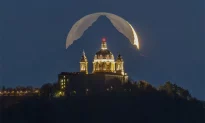 Bức ảnh huyền diệu: Đơn giản nhưng ngoạn mục! Nhà thờ, ngọn núi và mặt trăng