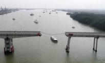Cầu Trung Quốc gãy đôi do bị tàu hàng đâm, nhiều xe cộ bị văng khỏi cầu