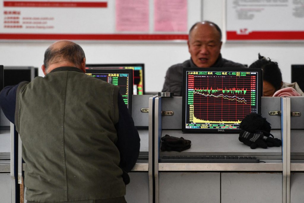 Thị trường chứng khoán Trung Quốc lao dốc, vốn tiếp tục rời khỏi đại lục