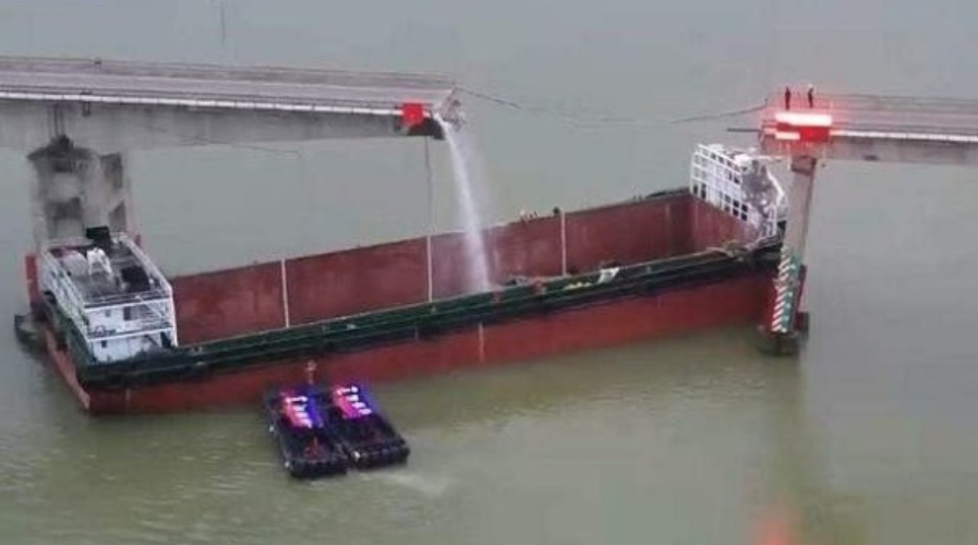 Lộ video ghi lại cảnh cây cầu ở Quảng Châu, Trung Quốc bị đâm gãy