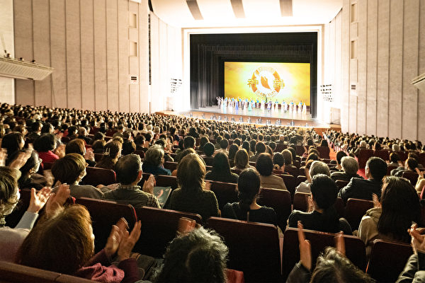 Shen Yun Nhật Bản: Giới tinh hoa ca ngợi nội hàm văn hóa Shen Yun, mua gần 500 cuốn Chuyển Pháp Luân