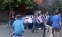TP. HCM: Gần 20 người cùng nhau đẩy chiếc xe ô tô tránh khỏi đám cháy