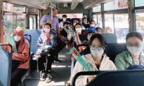 TP. HCM: Hành khách nữ bất ngờ nhận quà 8/3 trên xe buýt
