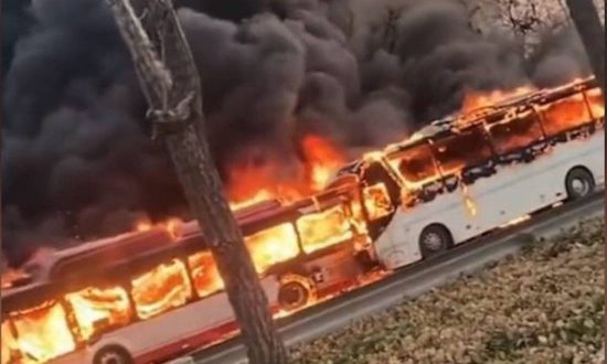 Trung Quốc: Hai xe ô tô bốc cháy dữ dội, nhiều học sinh thoát nạn