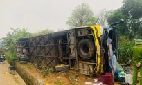 Quảng Trị: Ô tô chở 32 hành khách bị lật trên quốc lộ