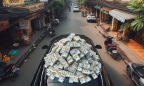 Hà Tĩnh: 100 triệu đồng rơi từ nóc ô tô xuống đường, người dân nhặt được đem đi trả