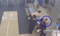 Phản xạ cực nhanh, nữ an ninh sân bay Nội Bài đỡ em bé ngã trong gang tấc