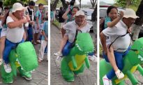 Đà Nẵng: Ông bố hóa thân thành khủng long đón con gái trước cổng trường gây 'sốt' mạng