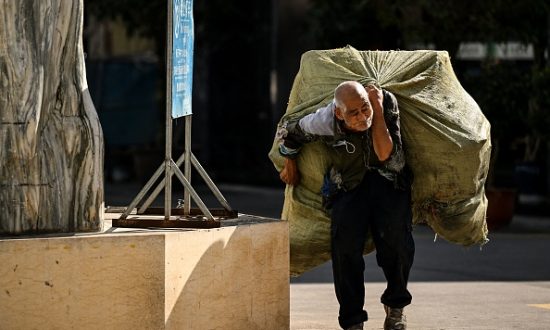 Lương hưu thu không đủ chi, người già Trung Quốc buộc phải quay lại làm việc
