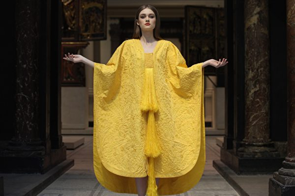 Chiếc áo choàng thượng hạng được làm từ hàng triệu sợi tơ nhện, loại vải đắt nhất thế giới
