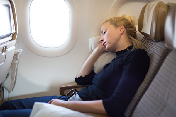 Làm sao để ngủ ngon trên máy bay: Điều quan trọng nên hỏi tiếp viên hàng không