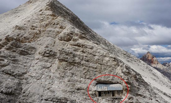 Ngôi nhà bí ẩn trên vách đá dốc ở Ý