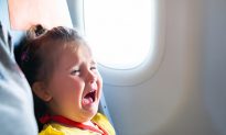 Vì sao trẻ em dễ khóc quấy khi đi máy bay? Cách xử lý của tiếp viên hàng không