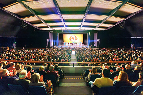 Buổi diễn đầu tiên của Shen Yun tại Frankfurt cháy vé: “Chúng tôi tin vào Sáng Thế chủ”