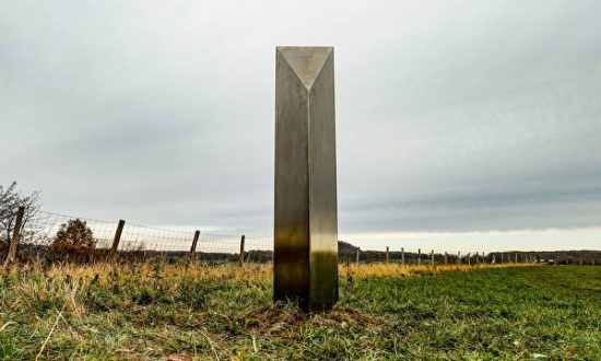 Cột kim loại bí ẩn 'xuất hiện từ hư không' trên sườn đồi nước Anh