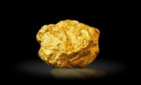 Máy dò kim loại gặp trục trặc nhưng người đàn ông Anh vẫn phát hiện ra cục vàng lớn nhất nước Anh