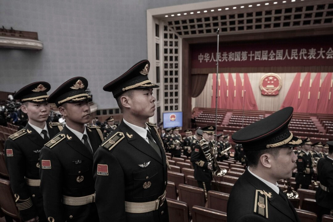 Đoàn nhạc Quân Giải phóng Nhân dân Trung Quốc rời đi sau lễ khai mạc kỳ họp Lưỡng hội (gồm Đại hội Đại biểu Nhân dân Toàn quốc và Hội nghị Hiệp thương Chính trị Nhân dân Trung Quốc) tại Đại lễ đường Nhân dân ở Bắc Kinh, Trung Quốc, ngày 5/3/2024. (Ảnh: Kevin Frayer/Getty Images)