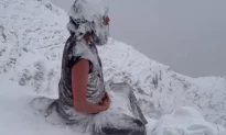 Cảnh người thiền định trên núi Ấn Độ phủ đầy tuyết gây kinh ngạc