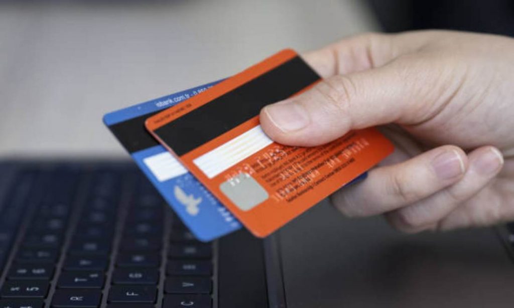 Sau vụ vay thẻ tín dụng 8,5 triệu bị đòi 8,8 tỷ đồng: Nhiều người vội vã đi hủy thẻ tín dụng