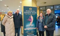 Vợ chồng ông chủ công ty lại xem Shen Yun: Mang Chân-Thiện-Nhẫn về nhà