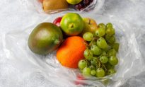 Để túi nilon đựng rau củ vào tủ lạnh có nguy hiểm cho sức khoẻ hay không?