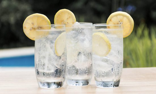 Bác sĩ Đông y: Uống nước đá lạnh có thể làm suy yếu sức khoẻ